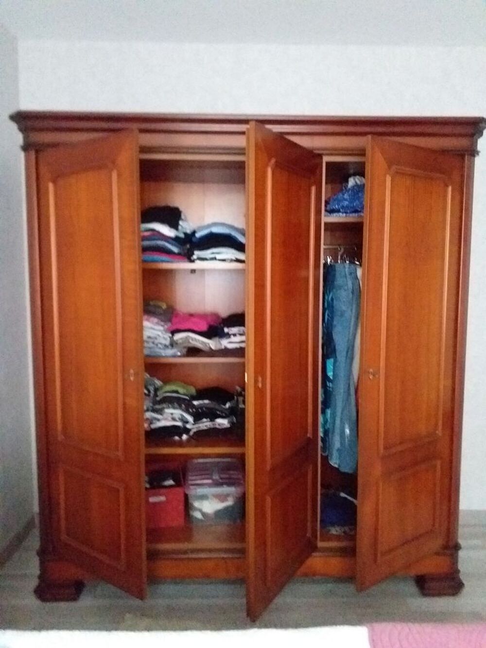 ARMOIRE 196X176
PROFONDEUR 47
ETAGERE AU CENTRE +
PENDERIE Meubles