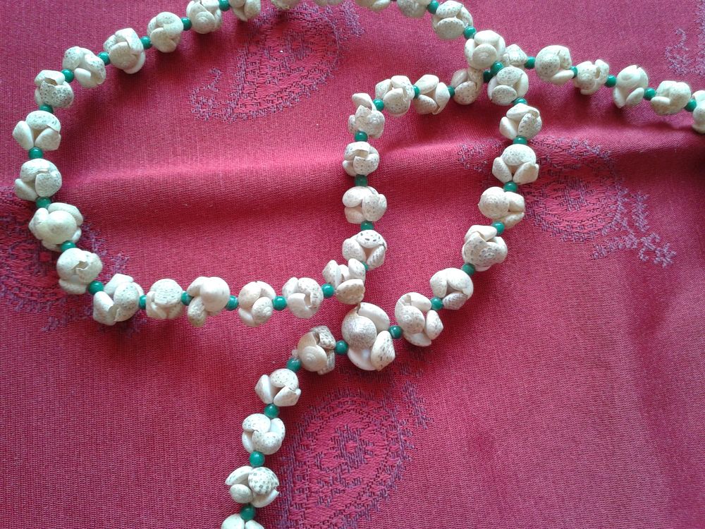 Collier vintage boules en petits coquillages Bijoux et montres