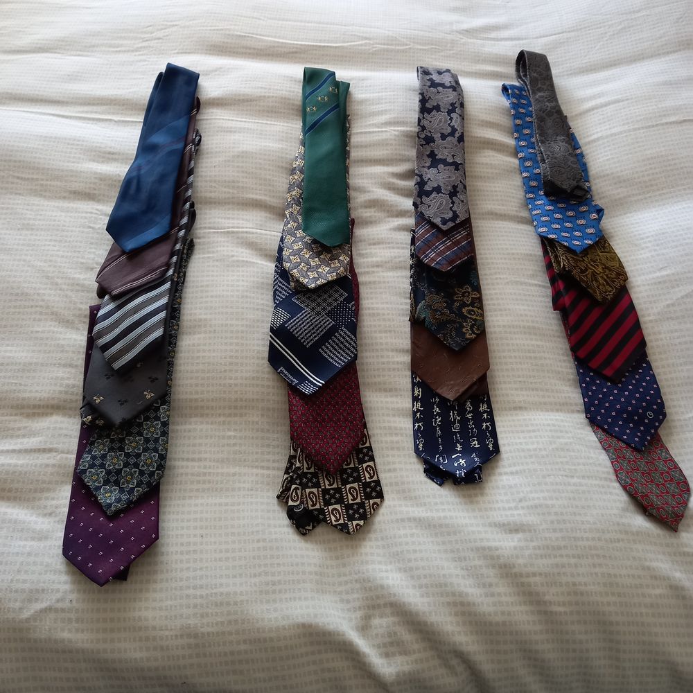 3 lots de cravates. Vtements