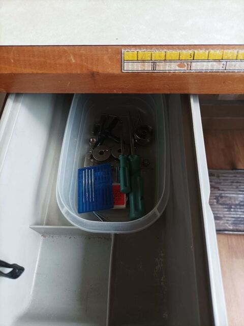 Machine a coudre industrielle de marque singer model 591 D30 300 Feyzin (69)