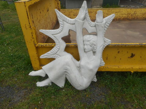 une statue en pierre 150€ lot gaine 150€ lot chariot pvc 150 150 Saran (45)