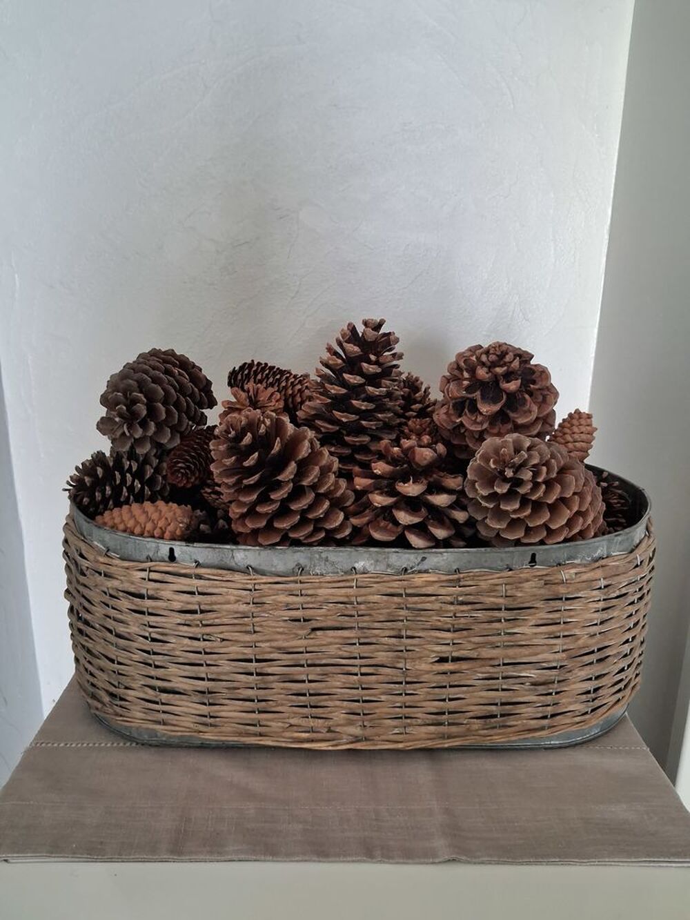 Grande corbeille d&eacute;corative en rotin avec pommes de pin Décoration