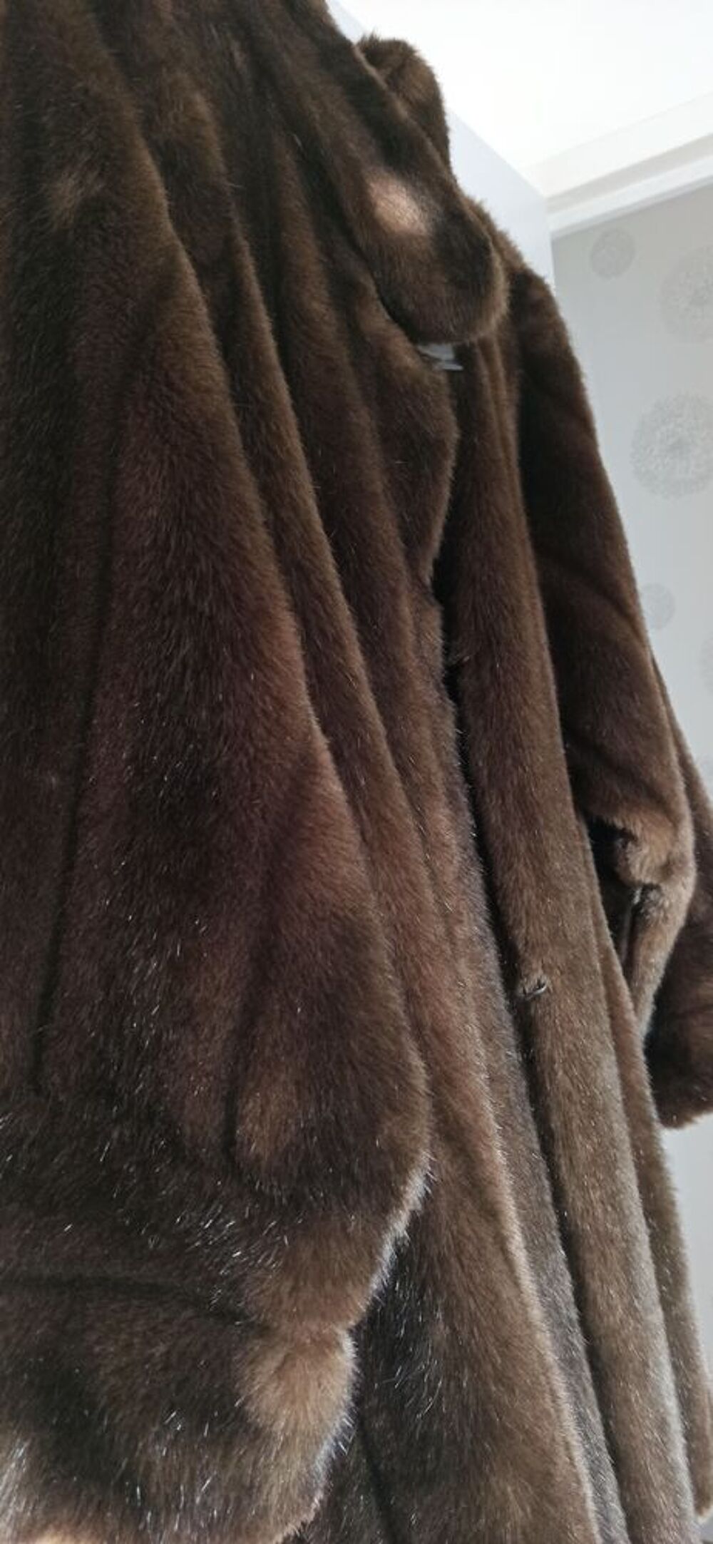 Manteau femme fourrure synth&eacute;tique imitation vison marron. Vêtements