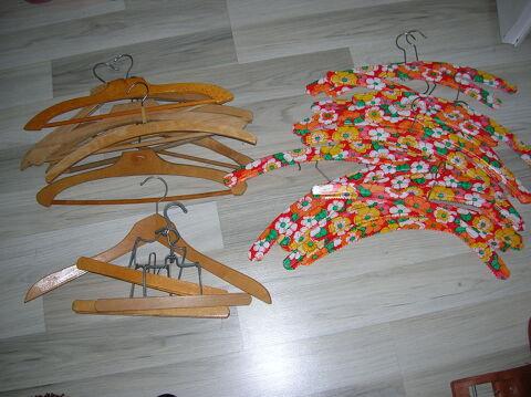 30 cintres en bois (plastifi�s fleuris et bois) 10 Reims (51)