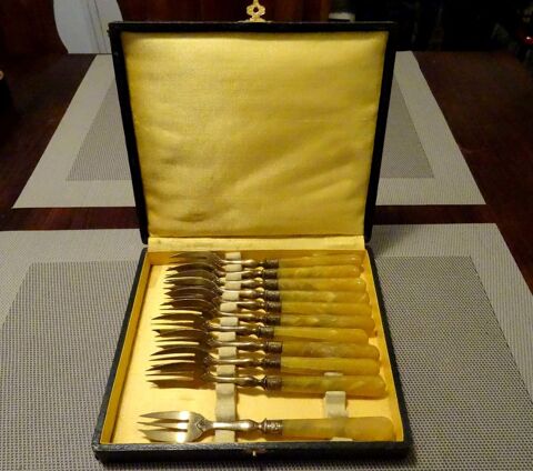 Coffret fourchettes anciennes à gâteau manche en corne 26 Paris 4 (75)