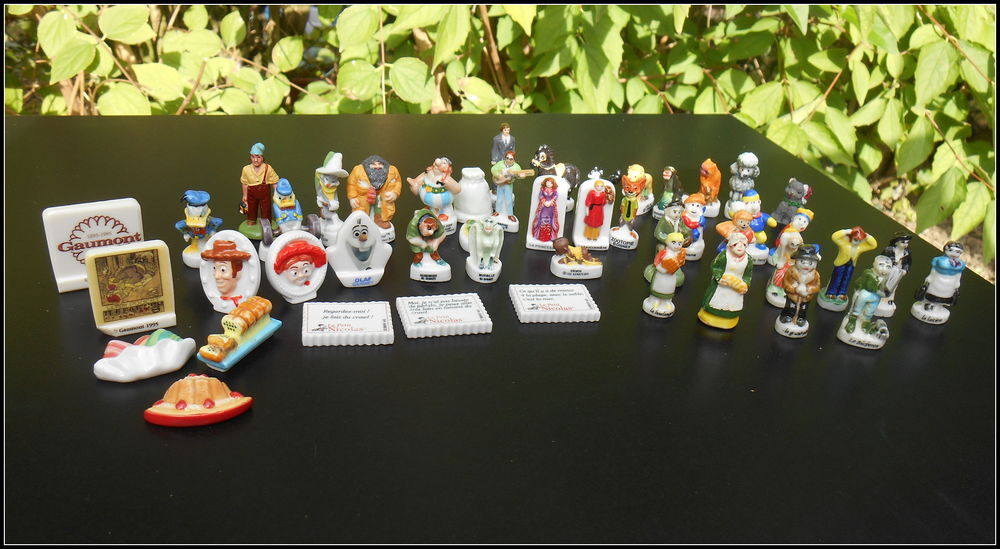 Lot de 87 f&egrave;ves diverses en c&eacute;ramique 