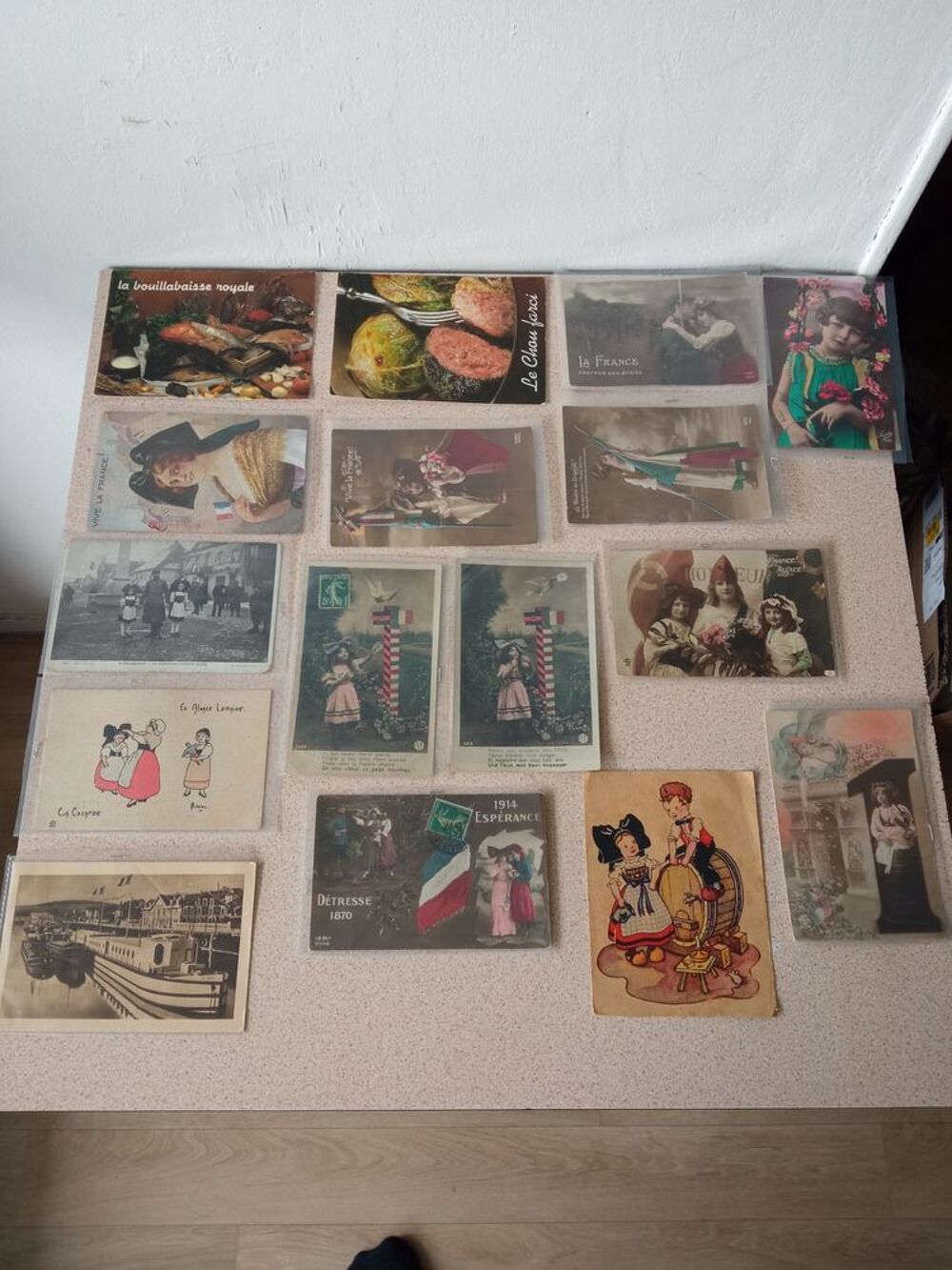 Lot 33 cartes postal + 89 timbres 