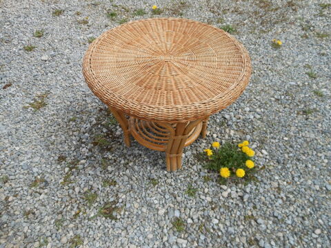 Table ronde en osier. 0 Bagn�res-de-Bigorre (65)