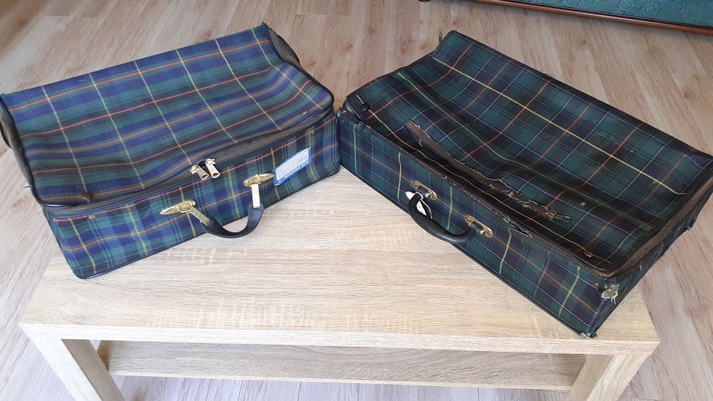 2 valises pliables &eacute;cossaises de 1960 . 