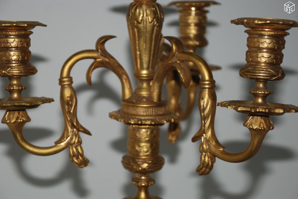 Paire de cand&eacute;labres LOUIS XVI en bronze dor&eacute; Décoration
