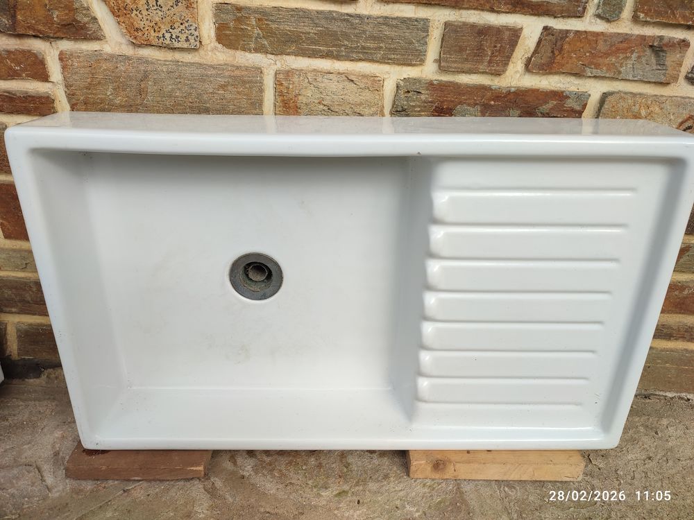 Evier en gr&egrave;s &eacute;maill&eacute; blanc
Bricolage
