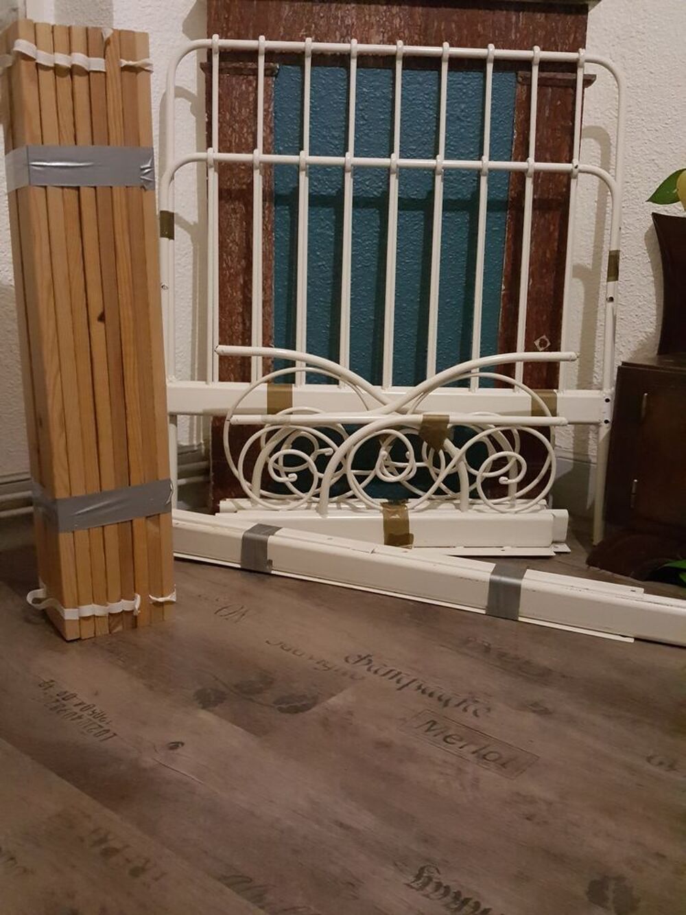 Lit enfant &eacute;volutif en fer forg&eacute; blanc avec sommier + matel Mobilier enfants
