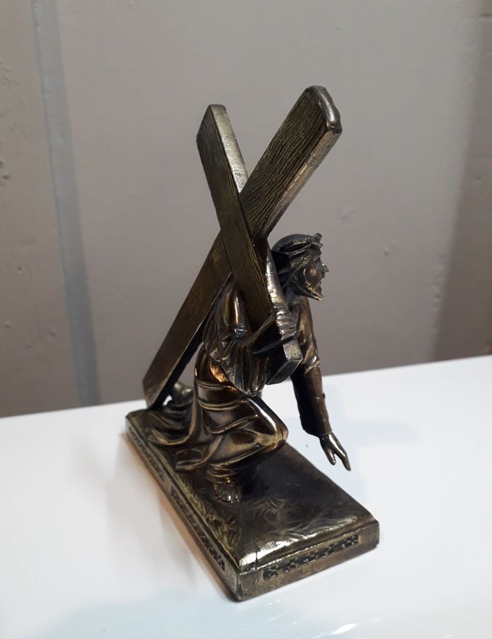 Statue de J&eacute;sus portant sa croix 