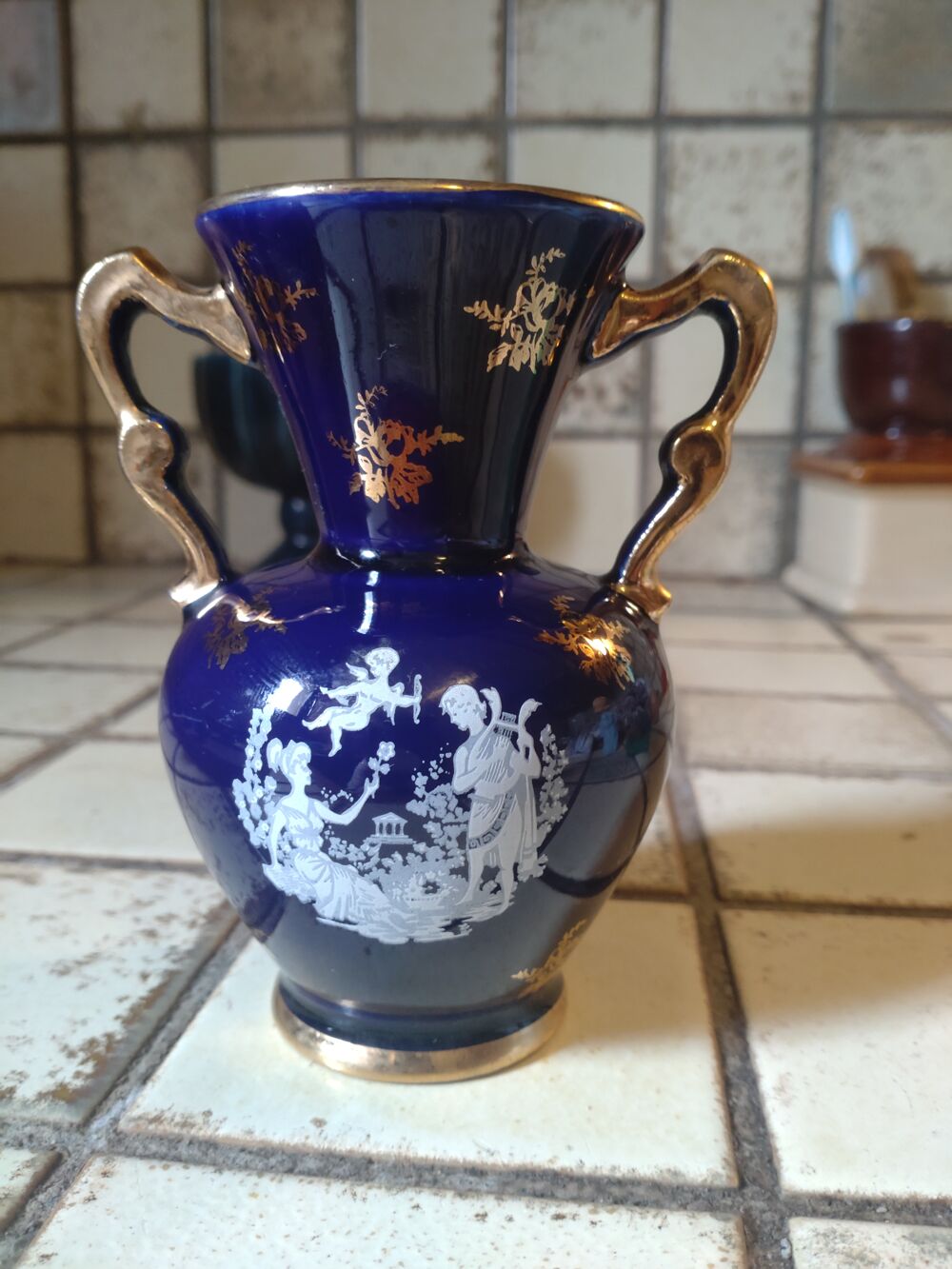 Vase amphore en porcelaine de Limoges d&eacute;cor Fragonard Décoration