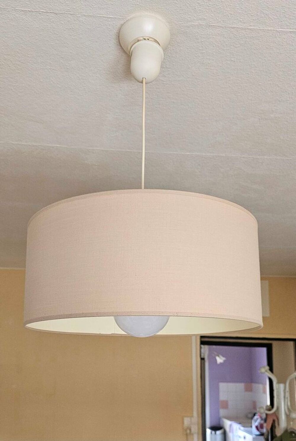 CAUSE DEMENAGEMENT. lampe cr&egrave;me Décoration