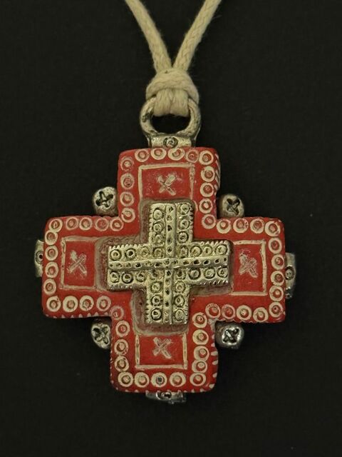 Collier croix celtique - rouge- Lika Paris 5 Curzon (85)