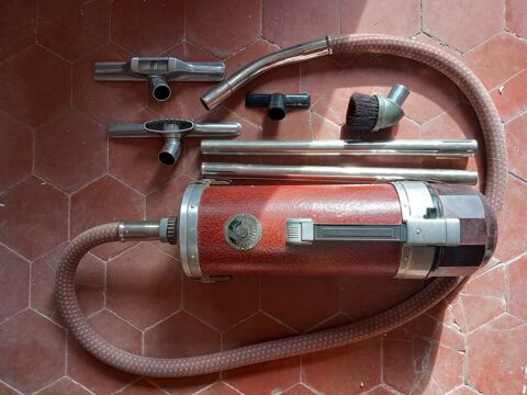 VINTAGE - 1 ASPIRATEUR TRAINEAU ROUGE ELECTROLUX 105 Souppes-sur-Loing (77)