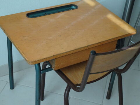 Bureau d'écolier et sa chaise assortie. Montchanin (71)