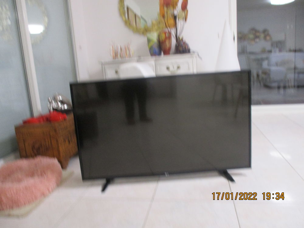 TV LG diagonale 130 cm reference 49 UF 640V peu utilis&eacute;e 
Photos/Video/TV