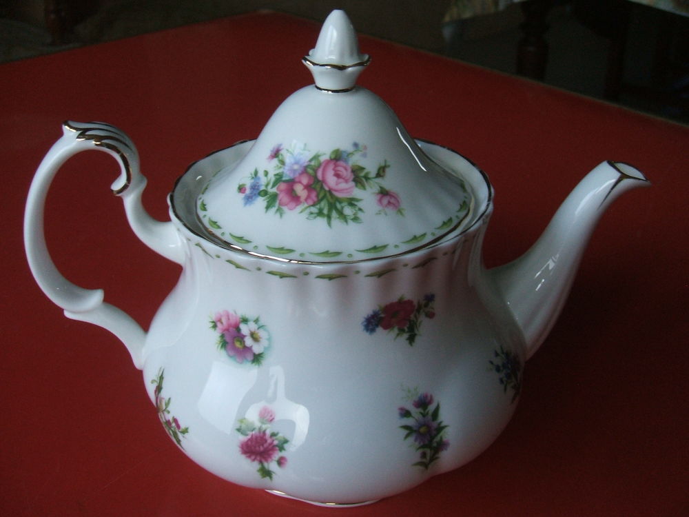 Th&eacute;i&egrave;re porcelaine Anglaise de Royal Albert fleur des mois 