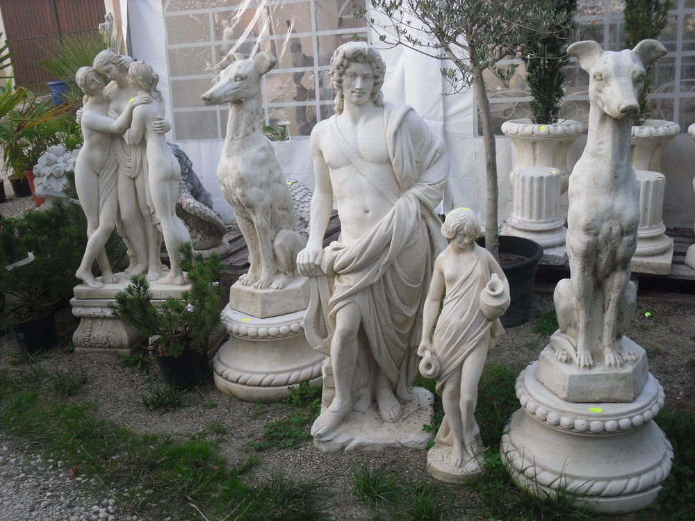 STATUES DE JARDIN / PHOTINIA 7,50 e / POTERIES , FONTAINES Jardin