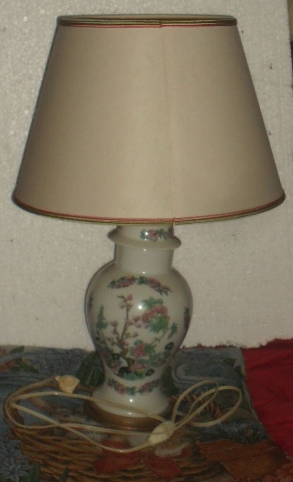 Superbe lampe &eacute;lectrique avec abat jour en porcelaine. Décoration
