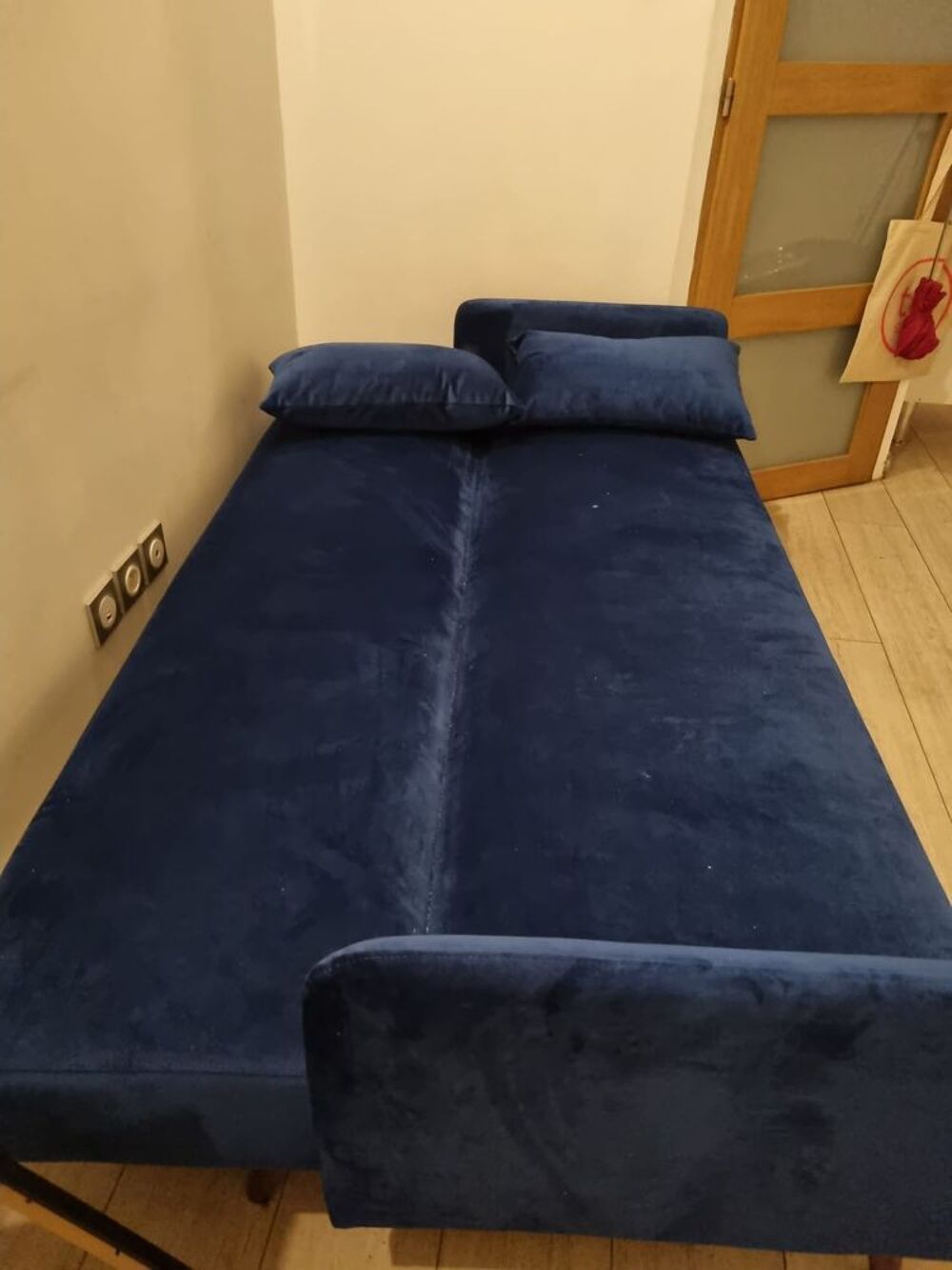 Canap&eacute; lit bleu en velours Meubles