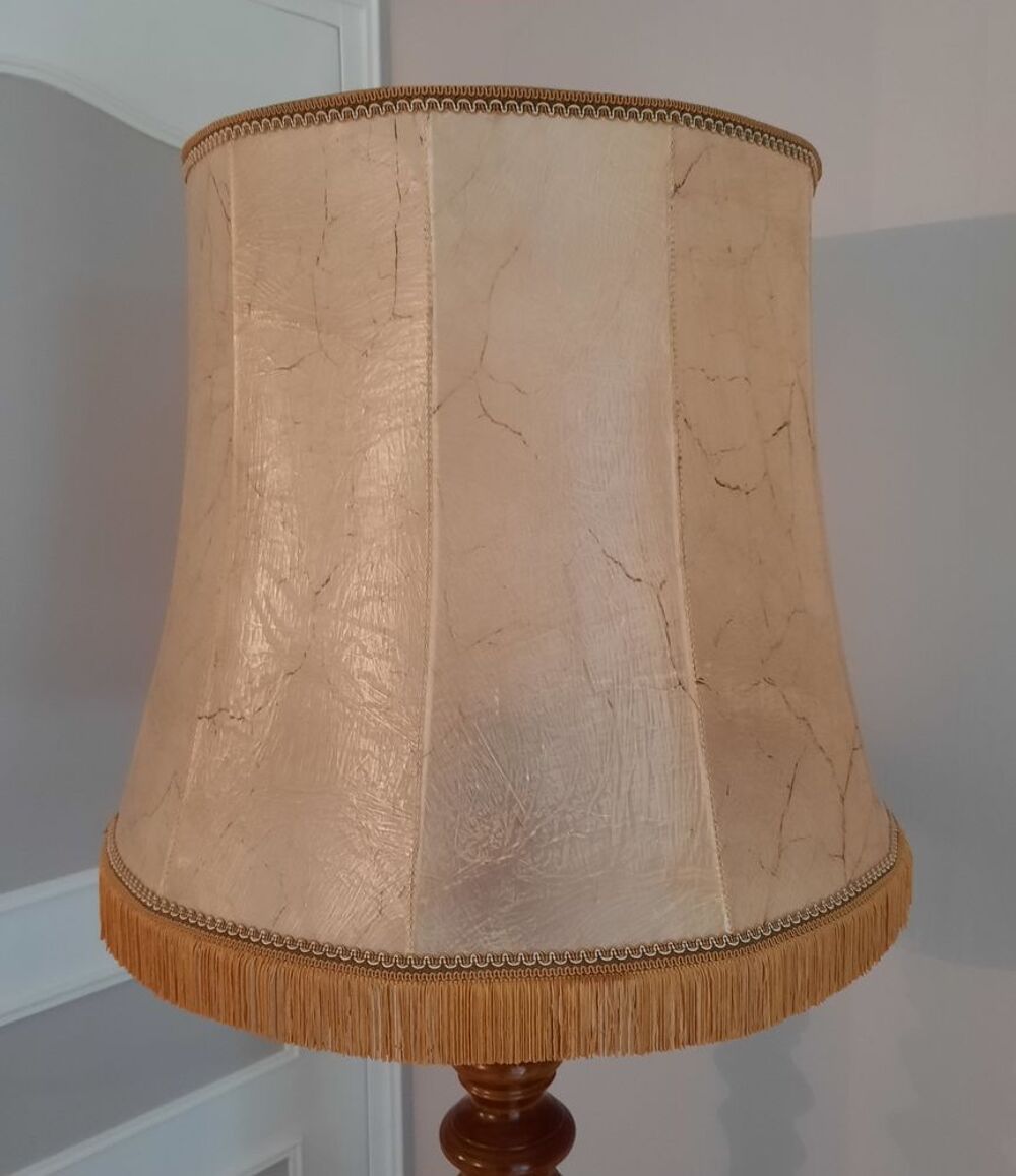 Lampadaire en bois verni Décoration