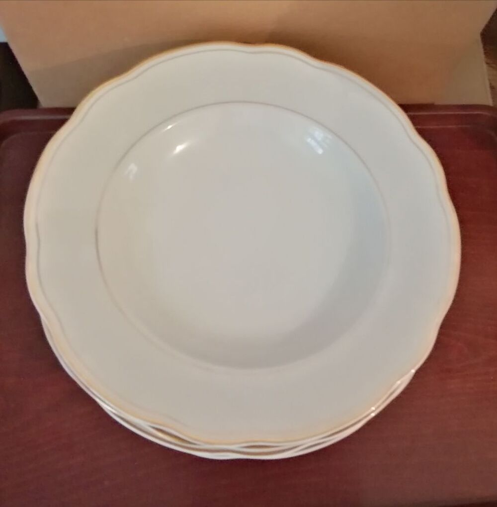 30 assiettes, fine porcelaine filet or : 18 plates 12 creuses. Décoration