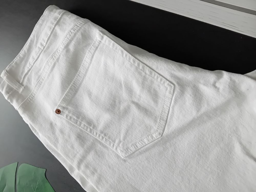 Pantalon blanc. 
Vêtements