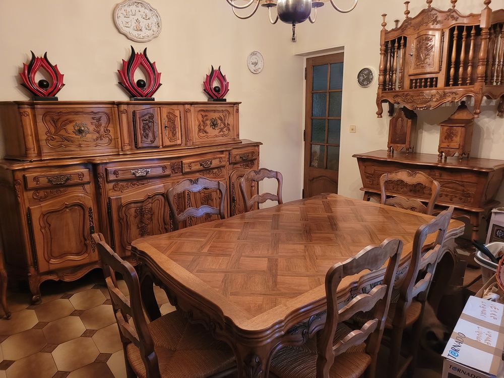Salle &agrave; manger en bois compl&egrave;te en tres bon etat Meubles