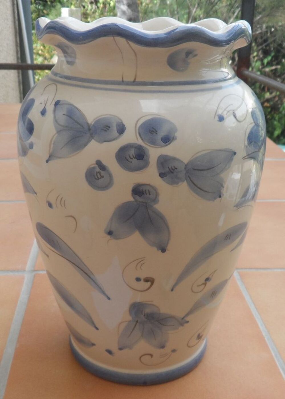 Vase beige en c&eacute;ramique d&eacute;cor&eacute; de fleurs bleues neuf AN 70 Décoration