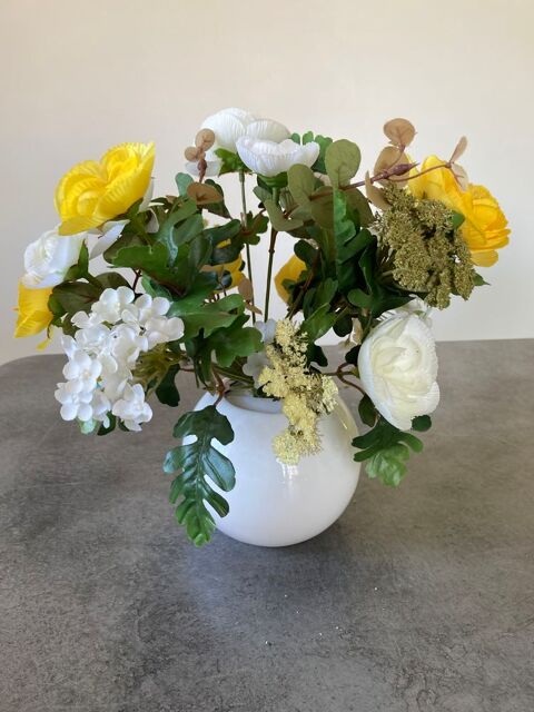 Vase blanc avec fleurs artificielles 7 Poitiers (86)
