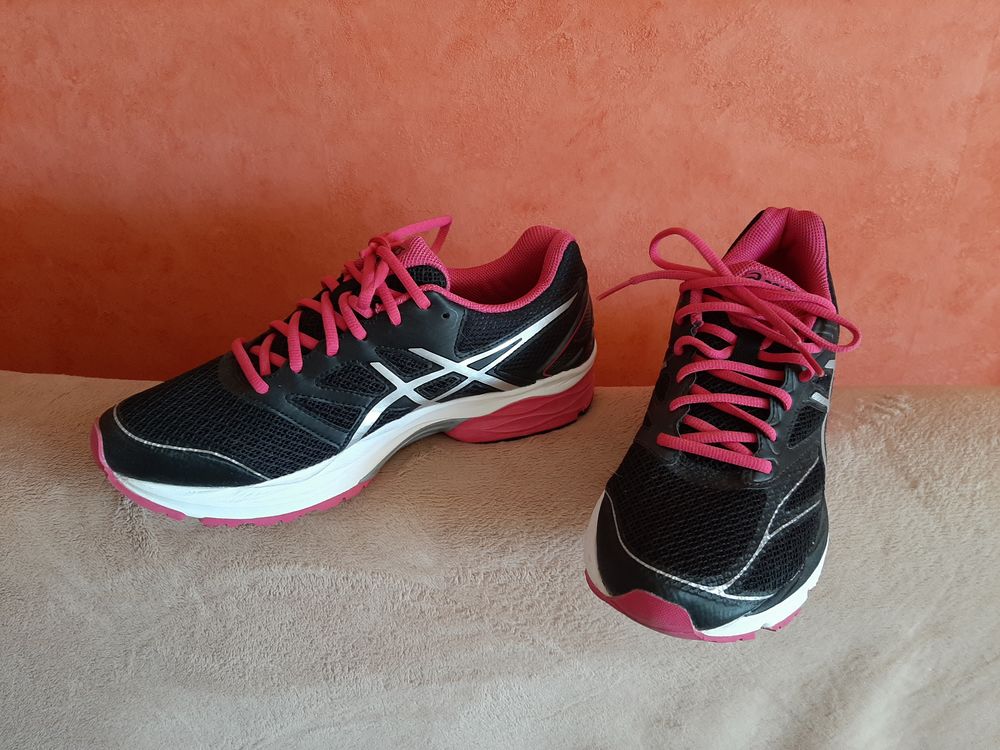 Baskets femme marque Asics Chaussures