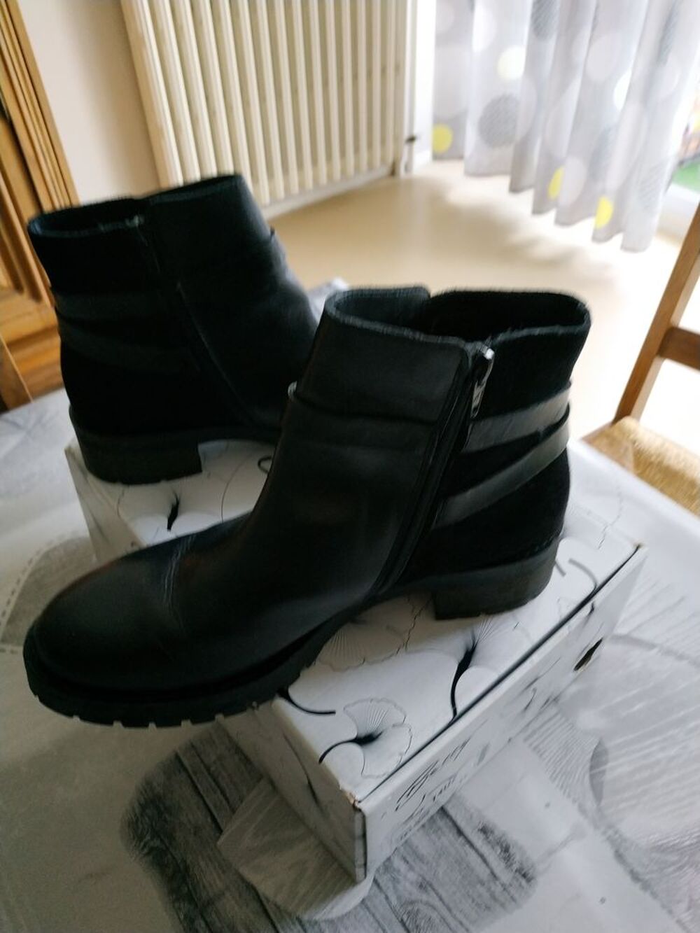 une paire de chaussures cuir &eacute;tat neuf , achet&eacute; 62 vendue 35 Chaussures