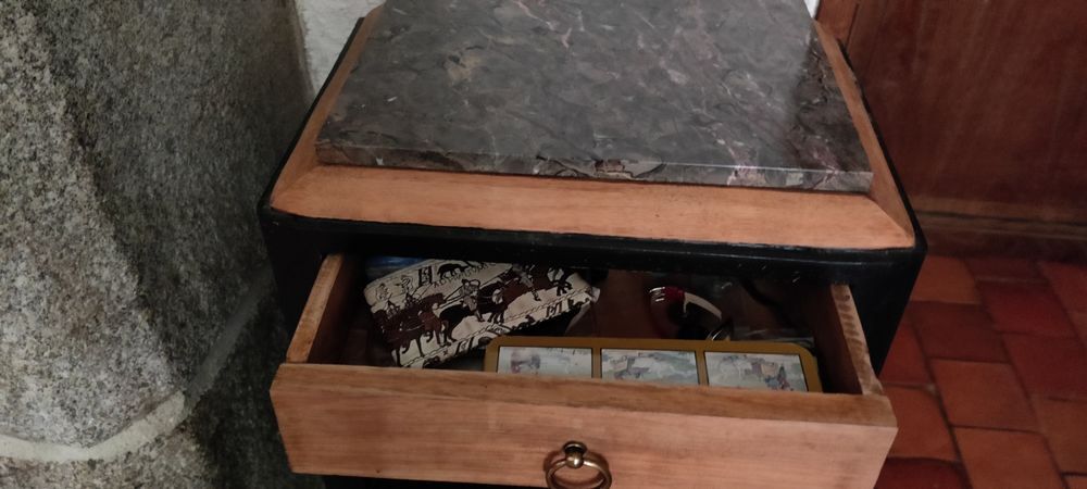TABLE DE CHEVET Meubles