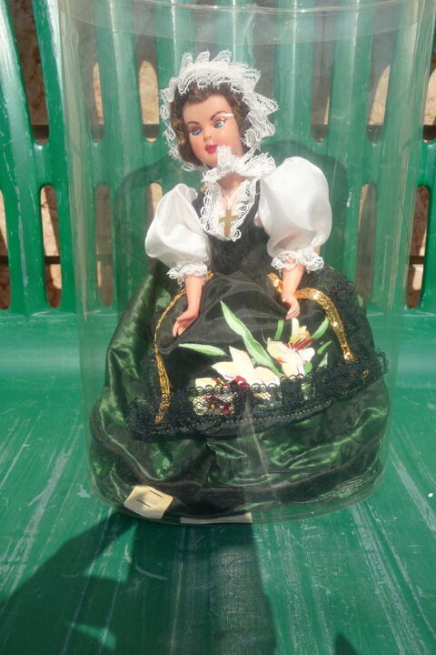 POUPEE  MAGALI de  23,5 CM  LES VOSGES  12 Beynost (01)