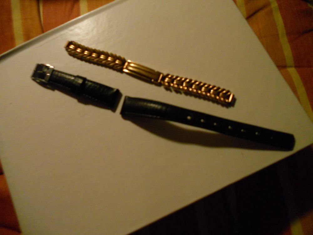 1 lot de 2 bracelets de montres 1 pur cuir noir estampill&eacute;
Bijoux et montres
