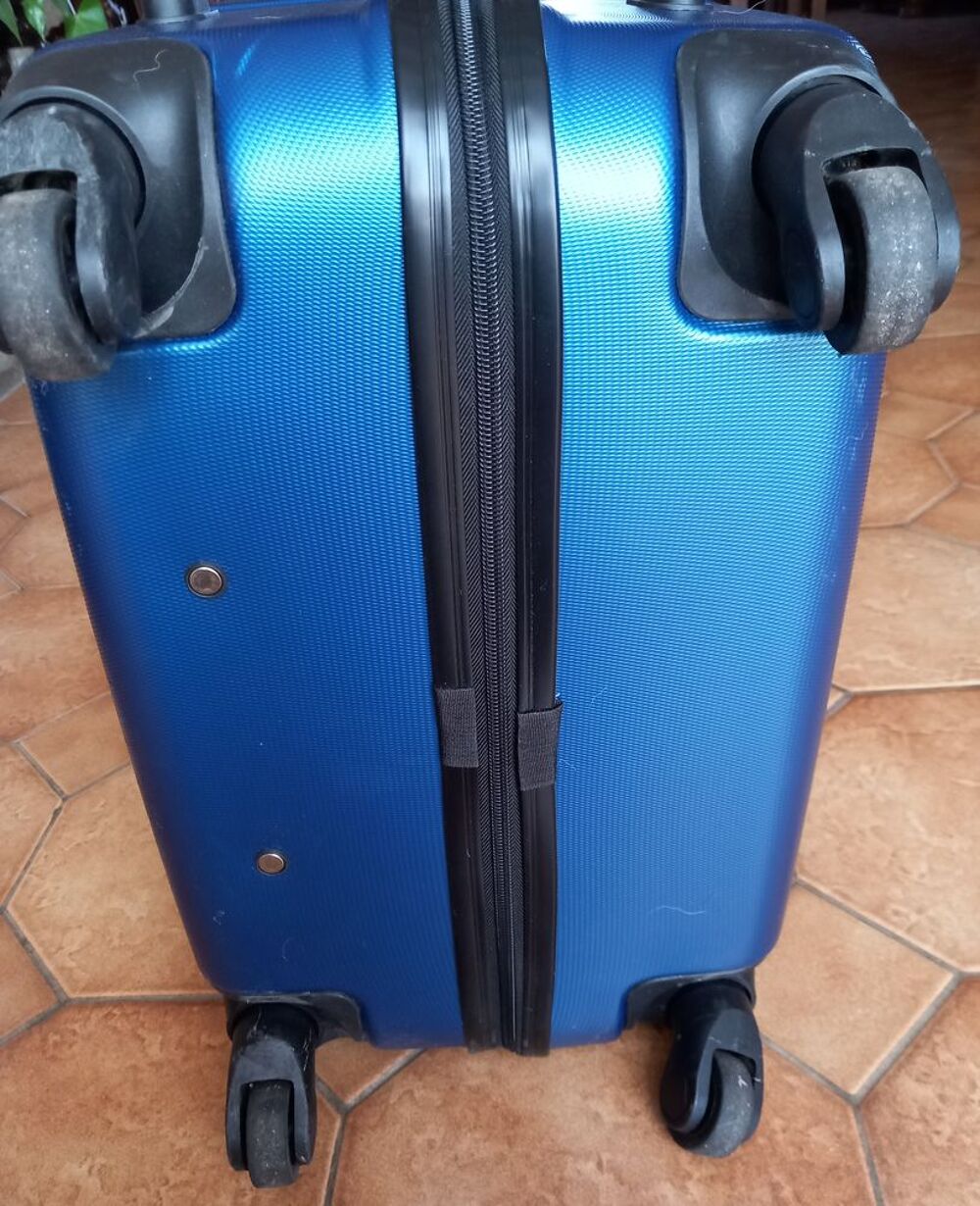 Valise bleue taille L (66x46x28 cm). Maroquinerie