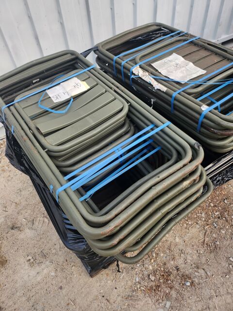 Chaises m�tal de l arm�e 10 Aigues-Mortes (30)