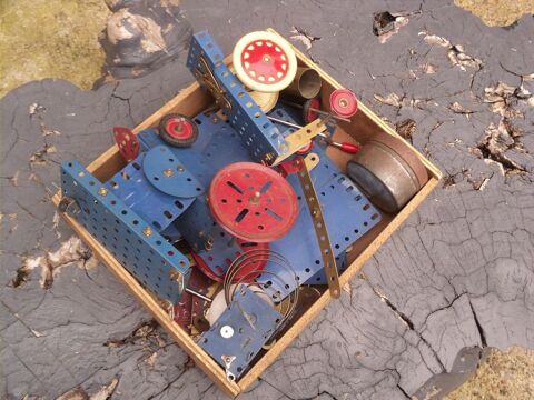 Lot Ancien Jeu Construction Meccano. 25 Loches (37)