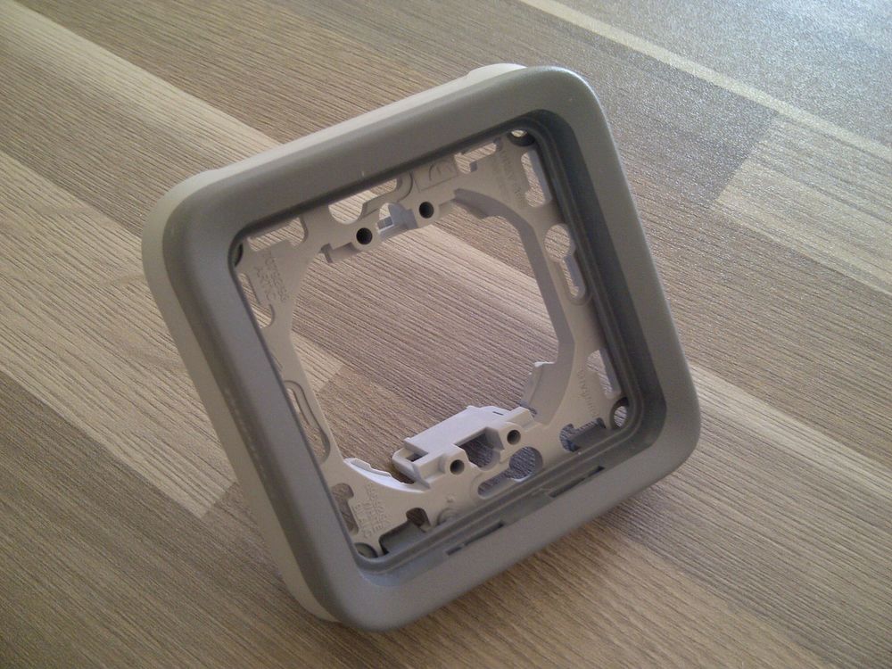 Plastron pour boitier &eacute;lectrique &eacute;tanche en applique Bricolage
