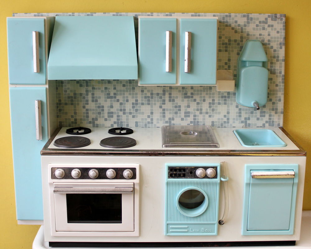 Cuisine int&eacute;gr&eacute;e tole et plastique jouet ancien 1960 Jeux / jouets