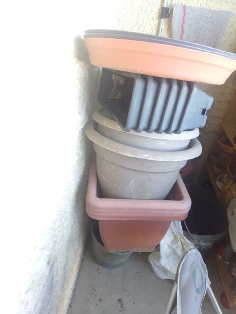 4 gros pots de fleurs et 6 jardinires. 20 Saint-Alban-d'Ay (07)