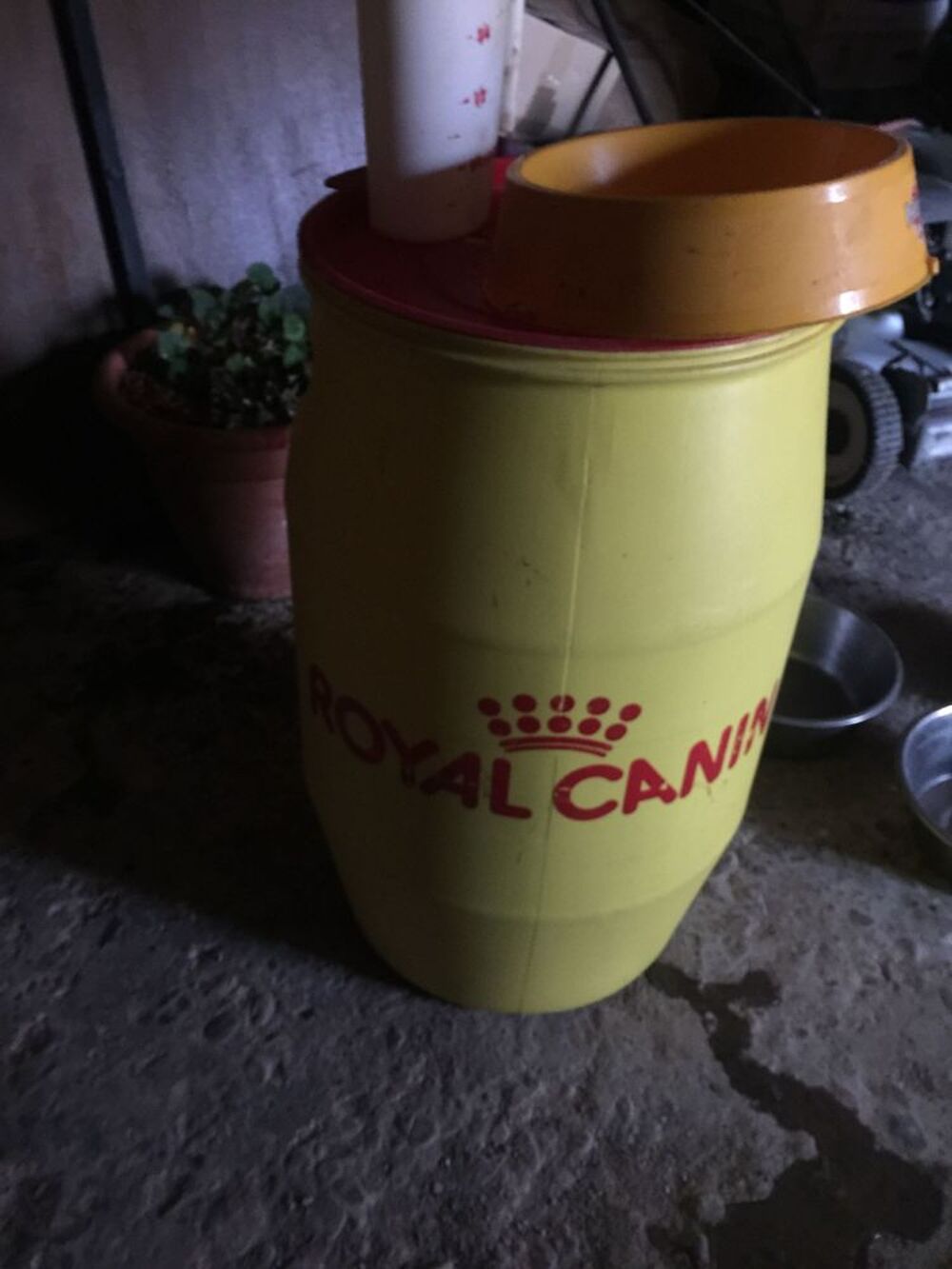 UN GRAND BIDON ROYAL CANIN POUR CROQUETTES Jardin