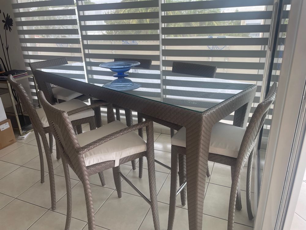 Table et chaises salle &agrave; manger prestige, cause d&eacute;m&eacute;nagement Meubles
