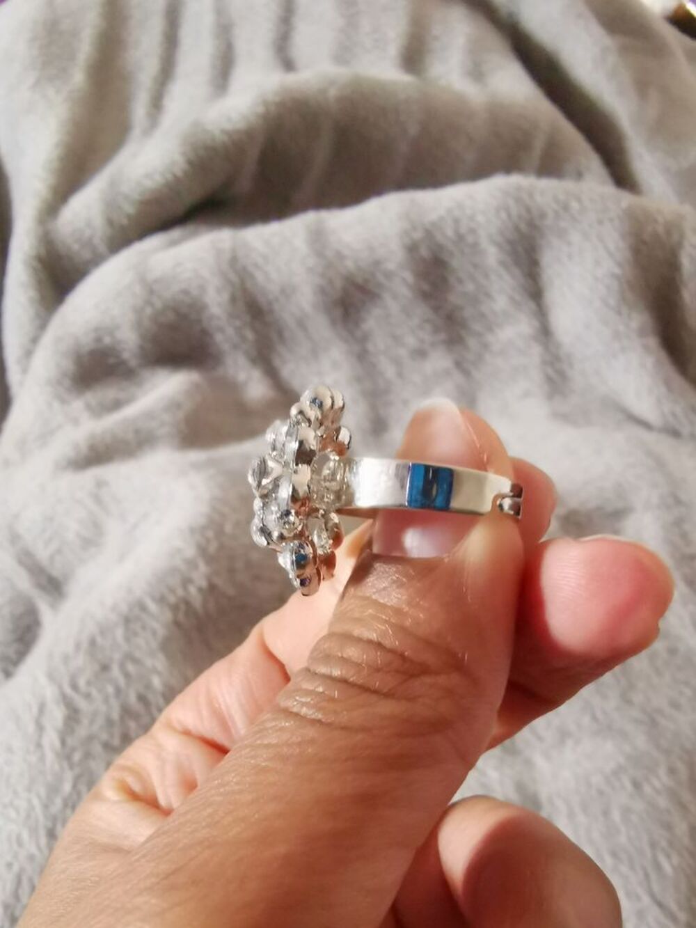 Bague strass&eacute;e blanc sans marque, taille 54, neuve Bijoux et montres