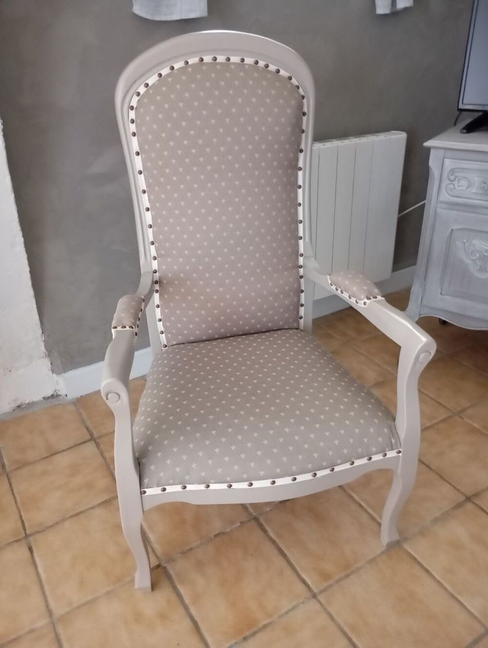 Jolis fauteuils refaits &agrave; neuf Meubles