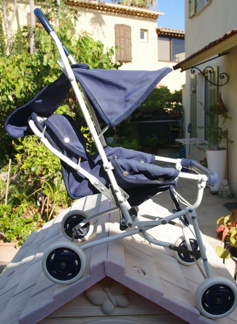 Adorable poussette pour poup&eacute;e, ancienne, ann&eacute;es 80.
Jeux / jouets