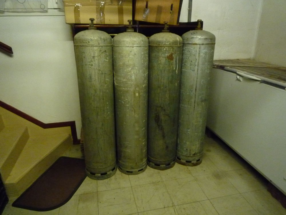 4 BOUTEILLES DE 35 KG VIDES Bricolage